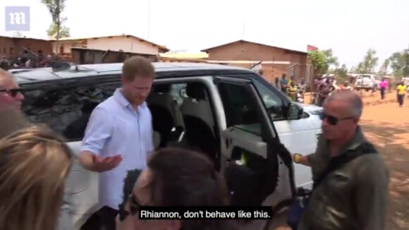 Le prince Harry réprimande une journaliste pendant son voyage au Malawi, le 1er octobre 2019.