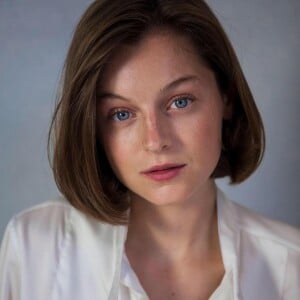 Emma Corrin, jeune comédienne britannique qui va incarner Lady Diana dans la série "The Crown", dès la saison 4.