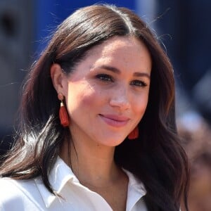 Le prince Harry, duc de Sussex, et Meghan Markle, duchesse de Sussex, rencontrent des jeunes entrepreneurs locaux à Tembisa, Afrique du Sud, le 2 octobre 2019.