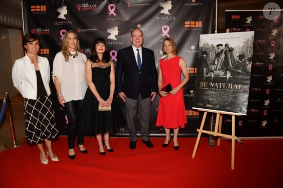 Exclusif - Une invité, Natasha Frost, la présidente de Pink Ribbon Monaco, Pamela B. Green, le prince Albert II de Monaco et Jodie Foster - Projection du film "Be natural", l'histoire inédite d'Alice Guy-Blaché, la première femme cinéaste de l'histoire, réalisé par Pamela B. Green et A. Fontaine et narré et co-produit par l'actrice J. Foster au cinéma des Beaux Arts à Monaco le 3 octobre 2019. J. Foster et P. B. Green ont également reçu une récompense des mains du prince A. II pour saluer leur engagement, en particulier dans la lutte contre le cancer du sein. Comme chaque année depuis maintenant neuf ans, l'association monégasque Pink Ribbon lance le mois international de sensibilisation du cancer du sein en Principauté. © Bruno Bebert / PRM / Bestimage