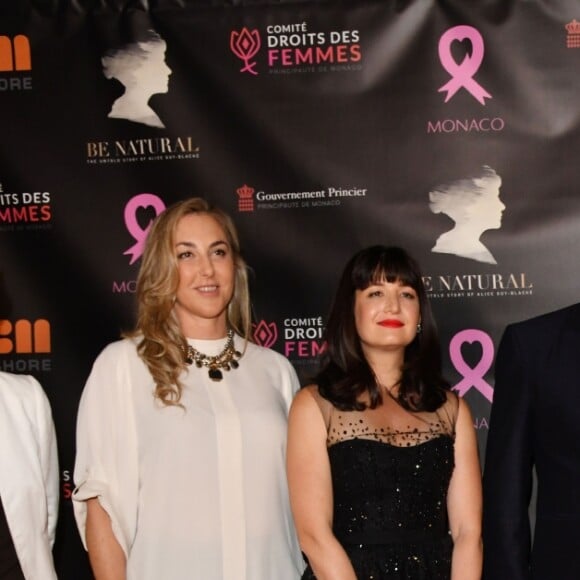 Exclusif - Une invité, Natasha Frost, la présidente de Pink Ribbon Monaco, Pamela B. Green, le prince Albert II de Monaco et Jodie Foster - Projection du film "Be natural", l'histoire inédite d'Alice Guy-Blaché, la première femme cinéaste de l'histoire, réalisé par Pamela B. Green et A. Fontaine et narré et co-produit par l'actrice J. Foster au cinéma des Beaux Arts à Monaco le 3 octobre 2019. J. Foster et P. B. Green ont également reçu une récompense des mains du prince A. II pour saluer leur engagement, en particulier dans la lutte contre le cancer du sein. Comme chaque année depuis maintenant neuf ans, l'association monégasque Pink Ribbon lance le mois international de sensibilisation du cancer du sein en Principauté. © Bruno Bebert / PRM / Bestimage