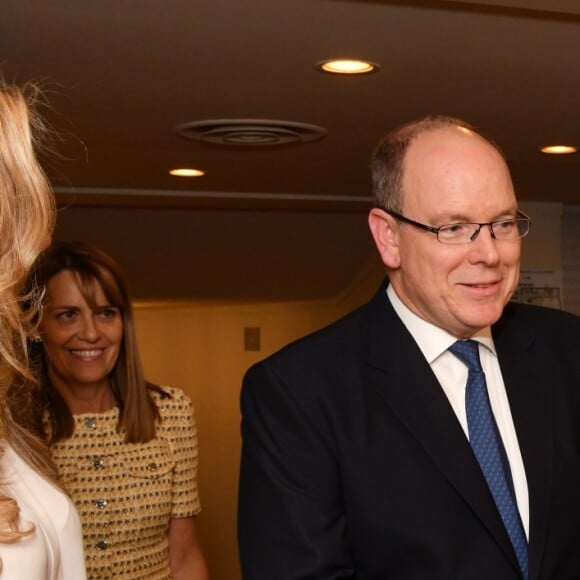 Exclusif - Le prince Albert II de Monaco et Jodie Foster - Projection du film "Be natural", l'histoire inédite d'Alice Guy-Blaché, la première femme cinéaste de l'histoire, réalisé par Pamela B. Green et A. Fontaine et narré et co-produit par l'actrice J. Foster au cinéma des Beaux Arts à Monaco le 3 octobre 2019. J. Foster et P. B. Green ont également reçu une récompense des mains du prince A. II pour saluer leur engagement, en particulier dans la lutte contre le cancer du sein. Comme chaque année depuis maintenant neuf ans, l'association monégasque Pink Ribbon lance le mois international de sensibilisation du cancer du sein en Principauté. © Bruno Bebert / PRM / Bestimage