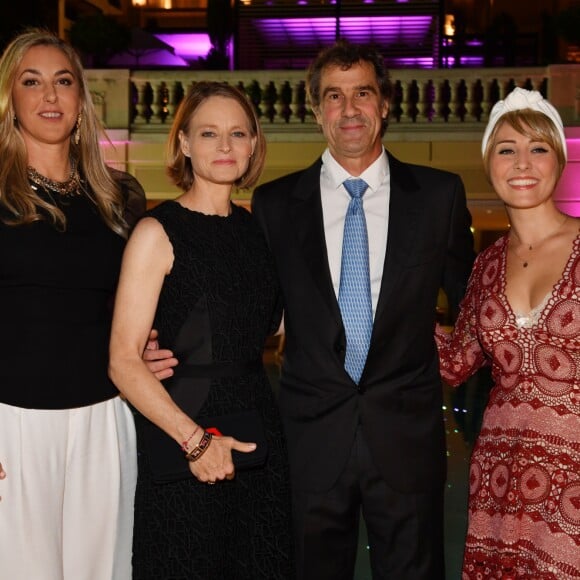 Exclusif - Natasha Frost, la présidente de Pink Ribbon Monaco, Jodie Foster, Georges Garnier et Julie Meunier durant la 9ème cérémonie des Pink Ribbon Monaco Awards à l'hôtel Métropole Monte-Carlo le 4 octobre 2019. Le Pink Ribbon Monaco Awards vise à récompenser des personnes ayant accompli des actions remarquables et apporté soutien, réconfort et espoir aux femmes souffrant du cancer du sein. Pour cette 9ème édition, ceux sont M. G.Garnier, le chef de service d'oncologie de l'hôpital de Jour du CHPG, Mme Julie Meunier au travers de son projet "Les Frangines" et l'actrice J. Foster qui ont été récompensés. © Bruno Bebert / PRM / Bestimage