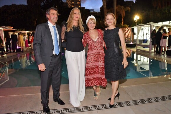 Exclusif - Georges Garnier, Natasha Frost, la présidente de Pink Ribbon Monaco, Julie Meunier et Jodie Foster durant la 9ème cérémonie des Pink Ribbon Monaco Awards à l'hôtel Métropole Monte-Carlo le 4 octobre 2019. Le Pink Ribbon Monaco Awards vise à récompenser des personnes ayant accompli des actions remarquables et apporté soutien, réconfort et espoir aux femmes souffrant du cancer du sein. Pour cette 9ème édition, ceux sont M. G.Garnier, le chef de service d'oncologie de l'hôpital de Jour du CHPG, Mme Julie Meunier au travers de son projet "Les Frangines" et l'actrice J. Foster qui ont été récompensés. © Bruno Bebert / PRM / Bestimage