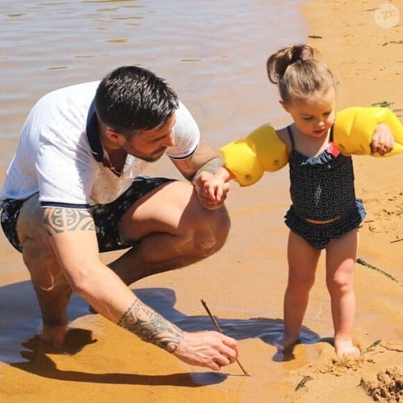 Mia à la plage avec son papa Romain de "La Villa", photo Instagram postée par Céline Dast le 31 mai 2019