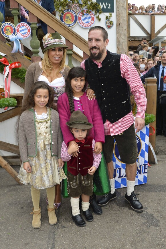 Franck Ribéry célèbre la fête de la bière "Oktoberfest" avec sa femme Wahiba et ses enfants Salif, Shakinez et Hizya à Munich en Allemagne le 5 octobre 2014.