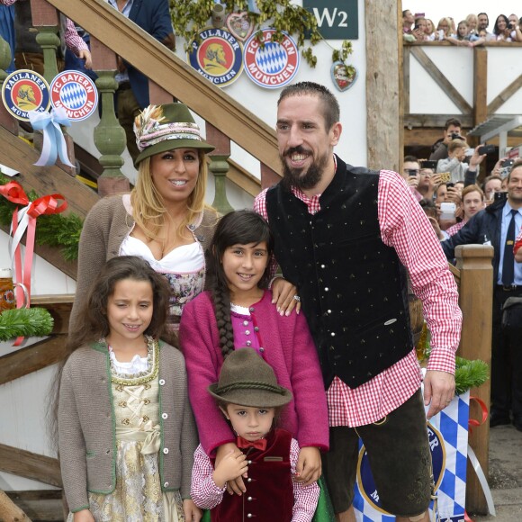 Franck Ribéry célèbre la fête de la bière "Oktoberfest" avec sa femme Wahiba et ses enfants Salif, Shakinez et Hizya à Munich en Allemagne le 5 octobre 2014.