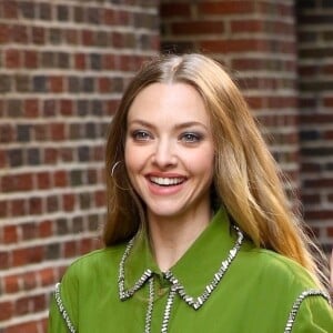 Amanda Seyfried et son chien Finn arrivent dans les studios de l'émission "The Late Show With Stephen Colbert" à New York, le 6 août 2019.