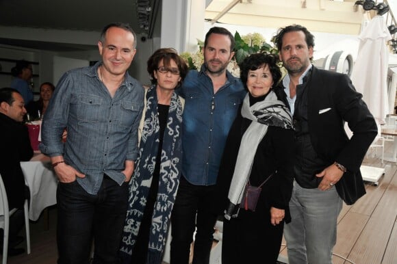 Marie-José Nat et ses fils David, Julien et Aurélien lors d'un déjeuner sur la plage du Majestic organisé par AlloCiné, Purepeople et le groupe Barrière avec des acteurs et des réalisateurs du monde du cinéma à l'occasion du 67e Festival du film de Cannes le 15 mai 2014.