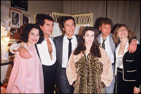 Marie-José Nat avec Jean-Claude Brialy, Alain Delon, Valérie Kaprisky, Johnny Hallyday et Nathalie Baye en février 1984 au théâtre à Paris lors de la pièce Désiré. 