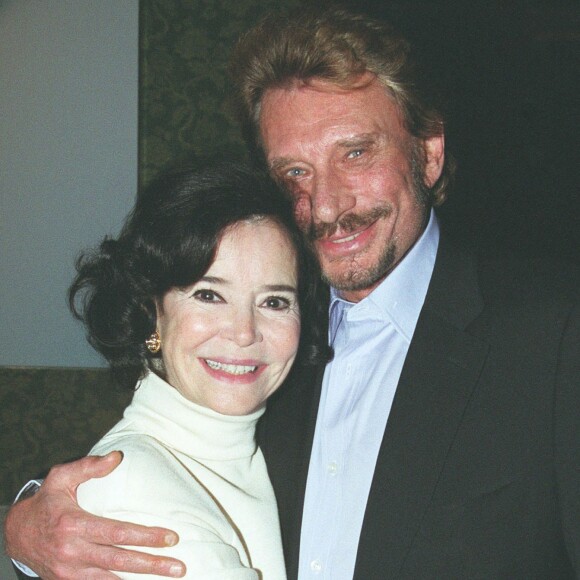 Marie-José Nat et Johnny Hallyday en novembre 2002 lors de la cérémonie de remise de la médaille de l'ordre national du mérite à l'actrice.