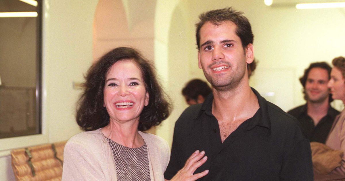 Marie Josée Nat Et Ses Fils Marie-José Nat avec l'un de ses fils en 1998 à Bonifacio, au théâtre