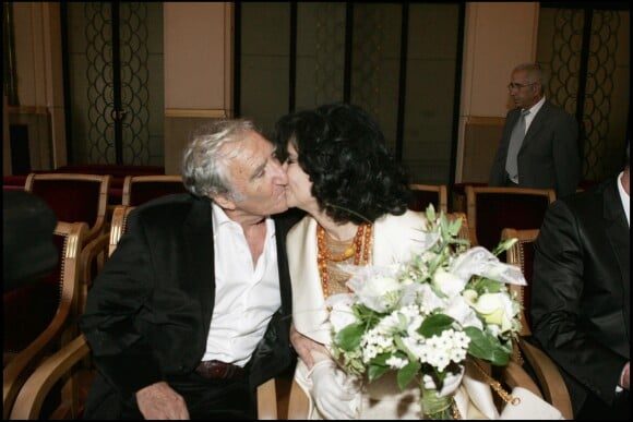 Marie-José Nat et Serge Rezvani le 30 septembre 2005 lors de leur mariage célébré à la mairie du 5e arrondissement de Paris par Jean Tibéri.