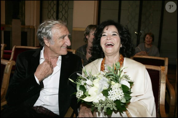 Marie-José Nat et Serge Rezvani le 30 septembre 2005 lors de leur mariage célébré à la mairie du 5e arrondissement de Paris par Jean Tibéri.