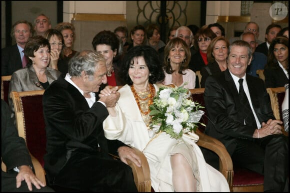 Marie-José Nat et Serge Rezvani le 30 septembre 2005 lors de leur mariage célébré à la mairie du 5e arrondissement de Paris par Jean Tibéri.