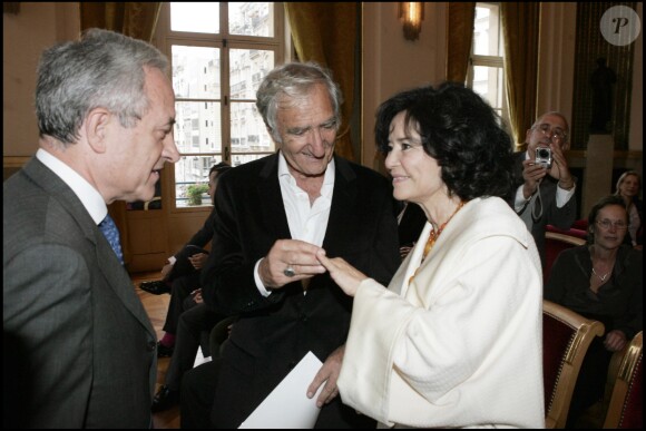 Marie-José Nat et Serge Rezvani le 30 septembre 2005 lors de leur mariage célébré à la mairie du 5e arrondissement de Paris par Jean Tibéri.