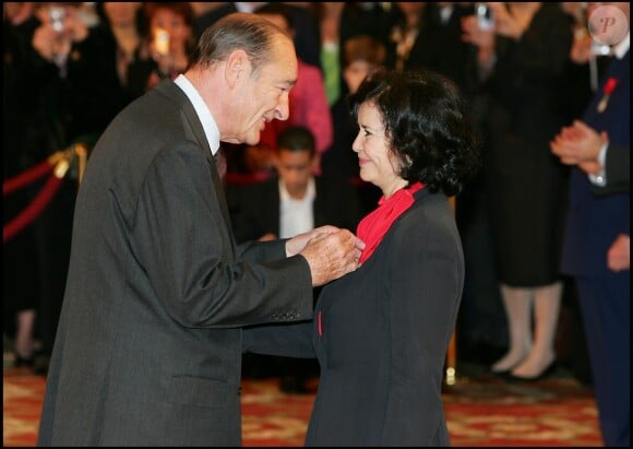 Marie-José Nat faite chevalier de la Légion d'honneur par Jacques Chirac en février 2006 à l'Elysée.