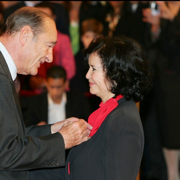 Marie-José Nat faite chevalier de la Légion d'honneur par Jacques Chirac en février 2006 à l'Elysée.