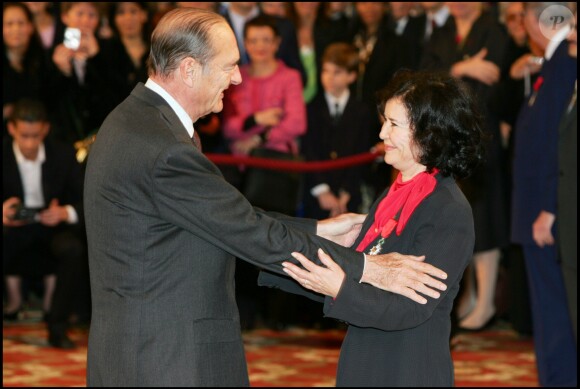 Marie-José Nat faite chevalier de la Légion d'honneur par Jacques Chirac en février 2006 à l'Elysée.