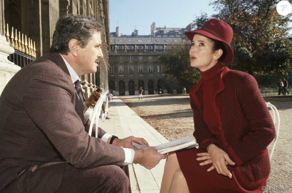 Marie José Nat Et Victor Lanoux Victor Lanoux et Marie-José Nat se promenant sous les arcades du Palais
