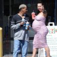 Exclusif - Amber Rose enceinte est allée faire du shopping dans la boutique "The Coop" avec sa mère Dorothy et son compagnon Alexander Edwards à Studio City, le 1er septembre 2019.