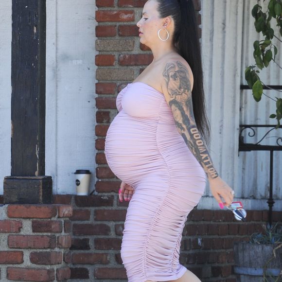 Exclusif - Amber Rose enceinte est allée faire du shopping dans la boutique "The Coop" avec sa mère Dorothy et son compagnon Alexander Edwards à Studio City, le 1er septembre 2019.