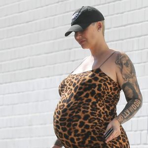 Exclusif - Amber Rose lors d'une virée shopping avec son compagnon A. Edwards dans le quartier de Studio City à Los Angeles, le 8 octobre 2019.