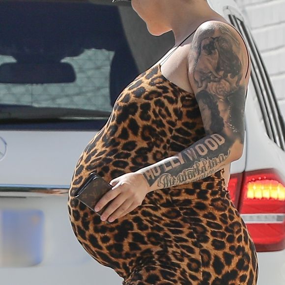 Exclusif - Amber Rose enceinte lors d'une virée shopping avec son compagnon A. Edwards dans le quartier de Studio City à Los Angeles, le 8 octobre 2019.