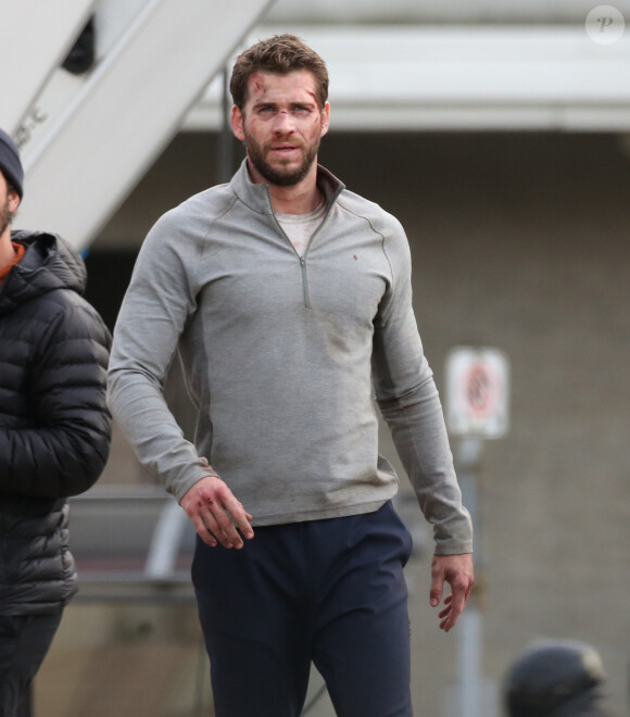 Exclusif - Liam Hemsworth couvert de sang et de bleus au Canada sur le tournage de "Dodge and Miles" à Hamilton, le 7 octobre 2019. Liam fait profil bas depuis son divorce avec Miley Cyrus, alors qu'elle semble avoir renoué relation avec Cody Simpson.