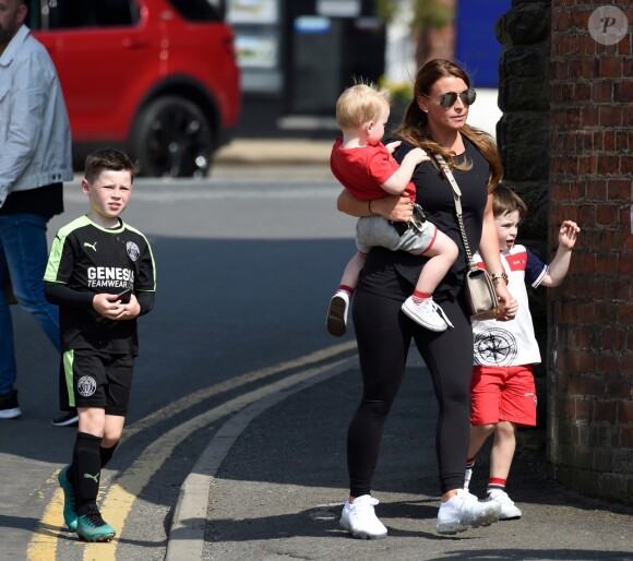 Exclusif - Coleen Rooney est allée déjeuner avec ses fils Kai, Klay et Kit au Fosters Chip Shop à Alderley Edge, Royaume Uni, le 21 avril 2018.