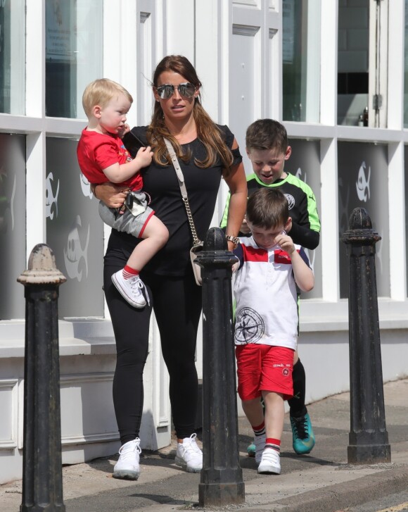 Exclusif - Coleen Rooney est allée déjeuner avec ses fils Kai, Klay et Kit au Fosters Chip Shop à Alderley Edge, Royaume Uni, le 21 avril 2018.