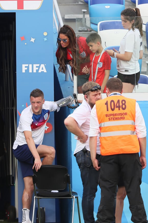 Le joueur anglais Jamie Vardy embrasse sa femme Rebekah et retrouve les siens à la fin du match Angleterre - Panama - Coupe du monde de football 2018 en Russie le 24 juin 2018 © Cyril Moreau / Bestimage