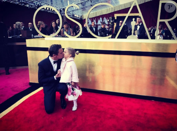 Jeremy Renner et sa fille Ava Berlin à la 89e cérémonie des Oscars, le 27 février 2017.