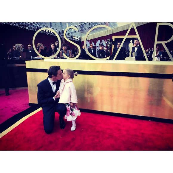 Jeremy Renner et sa fille Ava Berlin à la 89e cérémonie des Oscars, le 27 février 2017.