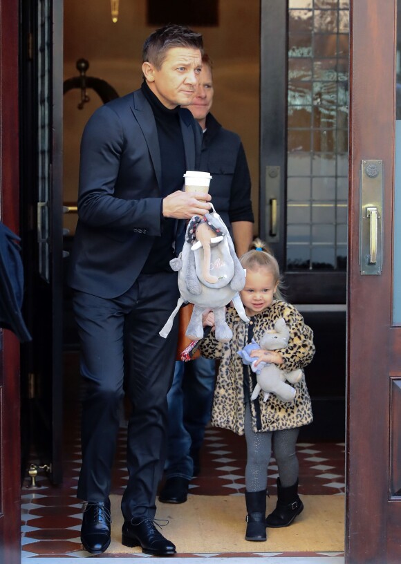 Jeremy Renner quitte son hôtel avec sa fille Ava à New York le 10 novembre 2016.