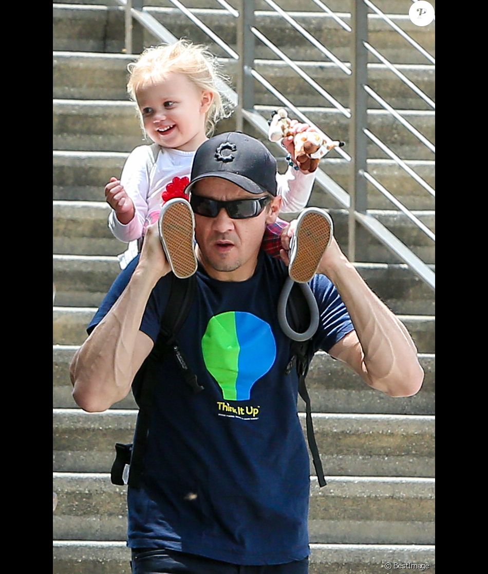 Exclusif - Jeremy Renner passe la journée avec sa fille Ava Renner dans un zoo à Los Angeles, le 23 mai 2016.