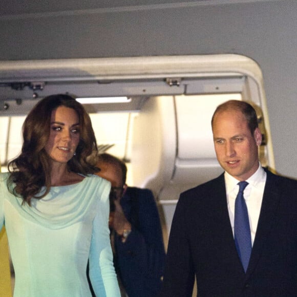 Le prince William, duc de Cambridge, et Catherine (Kate) Middleton, duchesse de Cambridge, arrivent sur la base aérienne Nur Khande à Rawalpindi dans le cadre de leur visite officielle de cinq jours au Pakistan. Catherine Middleton porte une "aqua shalwar kameez", une tenue pakistanaise traditionnelle de la créatrice Catherine Walker. Rawalpindi, le 14 octobre 2019.