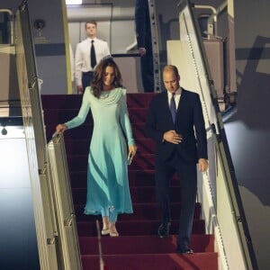 Le prince William, duc de Cambridge, et Catherine (Kate) Middleton, duchesse de Cambridge, arrivent sur la base aérienne Nur Khande à Rawalpindi dans le cadre de leur visite officielle de cinq jours au Pakistan. Catherine Middleton porte une "aqua shalwar kameez", une tenue pakistanaise traditionnelle de la créatrice Catherine Walker. Rawalpindi, le 14 octobre 2019.