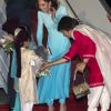 Le prince William, duc de Cambridge, et Catherine (Kate) Middleton, duchesse de Cambridge, arrivent sur la base aérienne Nur Khande à Rawalpindi dans le cadre de leur visite officielle de cinq jours au Pakistan. Catherine Middleton porte une "aqua shalwar kameez", une tenue pakistanaise traditionnelle de la créatrice Catherine Walker. Rawalpindi, le 14 octobre 2019.