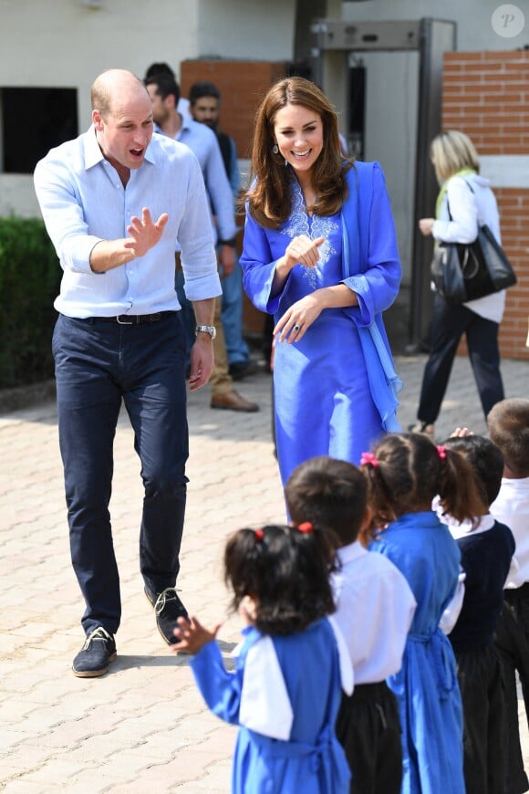 Kate Middleton et le prince William visitent une école à Islamabad, au Pakistan, le 15 octobre 2019.