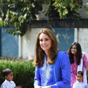 Kate Middleton et le prince William visitent une école à Islamabad, au Pakistan, le 15 octobre 2019.