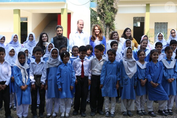 Le prince William, duc de Cambridge, et Catherine (Kate) Middleton, duchesse de Cambridge, visitent une école publique à Islamabad dans le cadre de leur visite officielle de 5 jours au Pakistan. Islamabad, le 15 octobre 2019.
