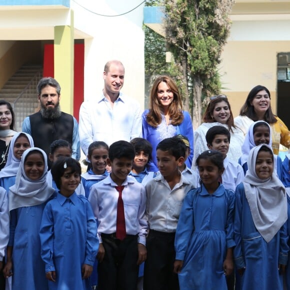 Le prince William, duc de Cambridge, et Catherine (Kate) Middleton, duchesse de Cambridge, visitent une école publique à Islamabad dans le cadre de leur visite officielle de 5 jours au Pakistan. Islamabad, le 15 octobre 2019.