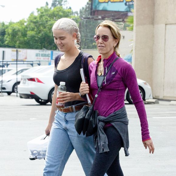 Felicity Huffman et sa fille Georgia Macy sont allées dans un centre de desintoxication (rehab center) à Los Angeles, le 15 septembre 2019.