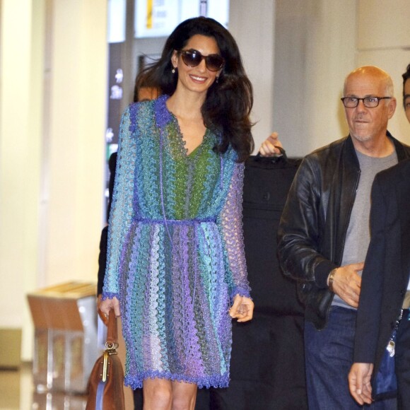 George Clooney et sa femme Amal Alamuddin Clooney sont accueillis par une foule de fans à la première du film ''Tomorrowland'' ("A la poursuite de demain") au Japon, le 24 mai 2015.