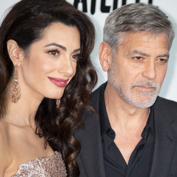 George Clooney et sa femme Amal Alamuddin Clooney à la première de "Catch 22" à Londres, le 15 mai 2019.