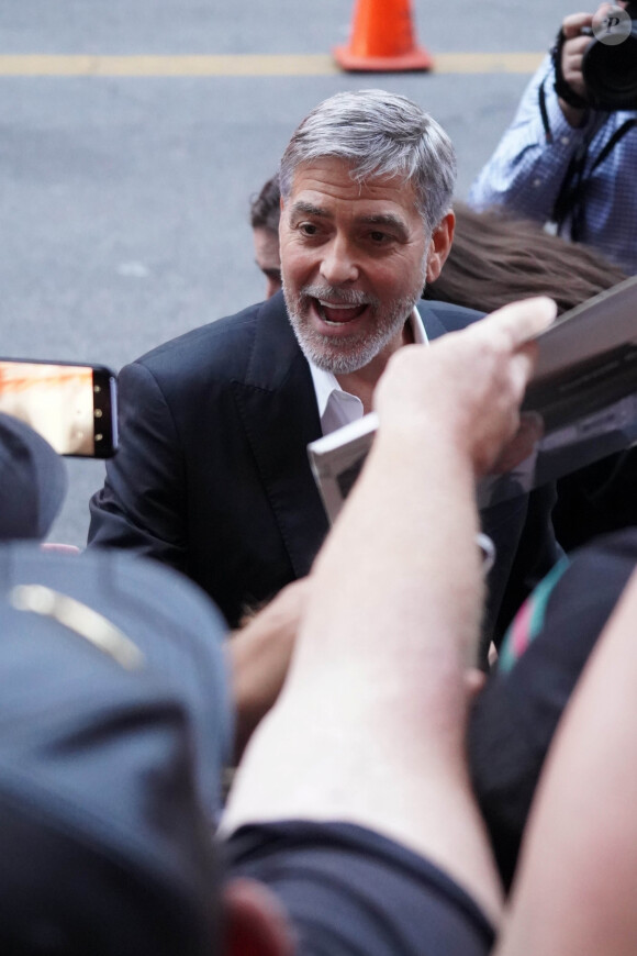George Clooney, Amal Clooney arrive à la première de la nouvelle série "Catch-22" au TCL Chinese Theatre à Hollywood, Los Angeles, le 7 mai 2019.