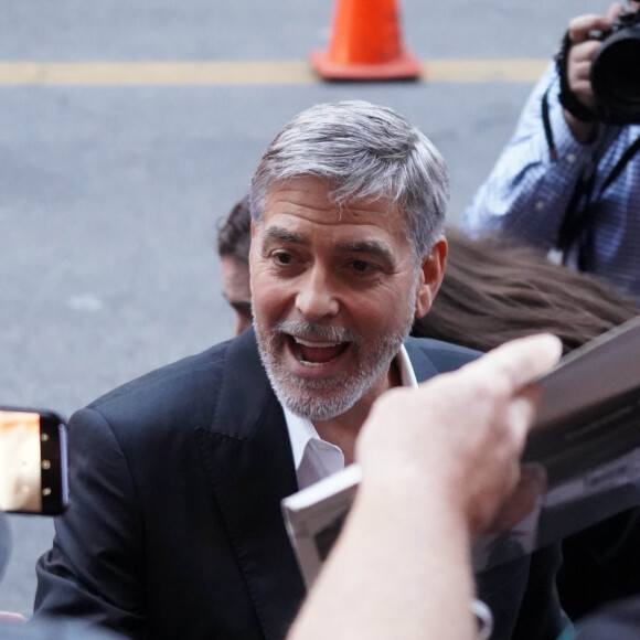 George Clooney, Amal Clooney arrive à la première de la nouvelle série "Catch-22" au TCL Chinese Theatre à Hollywood, Los Angeles, le 7 mai 2019.