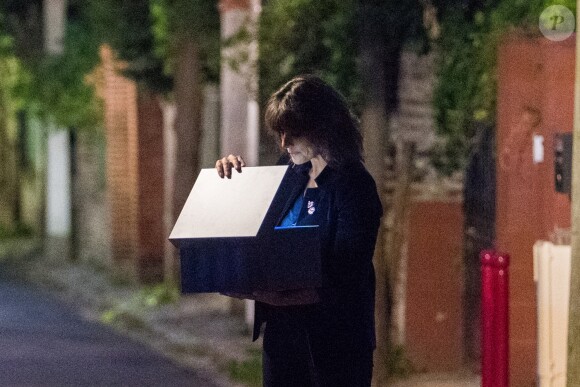 Exclusif - Faustine Bollaert en tournage de nuit dans les rues du Pré-Saint-Gervais de la bande-annonce de sa nouvelle émission pour France 3 "La Boîte à secrets". L'animatrice accueillera trois personnalités par émission ( dont Marc Lavoine et Slimane pour la première émission) . Chacune y dévoilera sa "boîte à secrets" contenant des souvenirs personnels qui lui sont chers. Des surprises seront également dédiées à chaque invité. Première diffusion en prime fin octobre. Pantin le 5 septembre 2019.