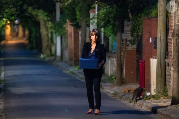 Exclusif - Faustine Bollaert en tournage de nuit dans les rues du Pré-Saint-Gervais de la bande-annonce de sa nouvelle émission pour France 3 "La Boîte à secrets". L'animatrice accueillera trois personnalités par émission ( dont Marc Lavoine et Slimane pour la première émission) . Chacune y dévoilera sa "boîte à secrets" contenant des souvenirs personnels qui lui sont chers. Des surprises seront également dédiées à chaque invité. Première diffusion en prime fin octobre. Pantin le 5 septembre 2019.
